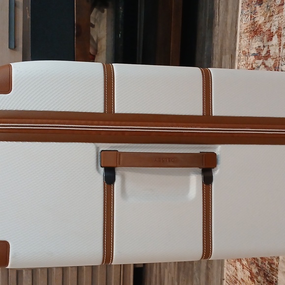 Delsey Chatelet Air 2.0 Medium Trunk Spinner Color: Angora - Picture 3 of 5